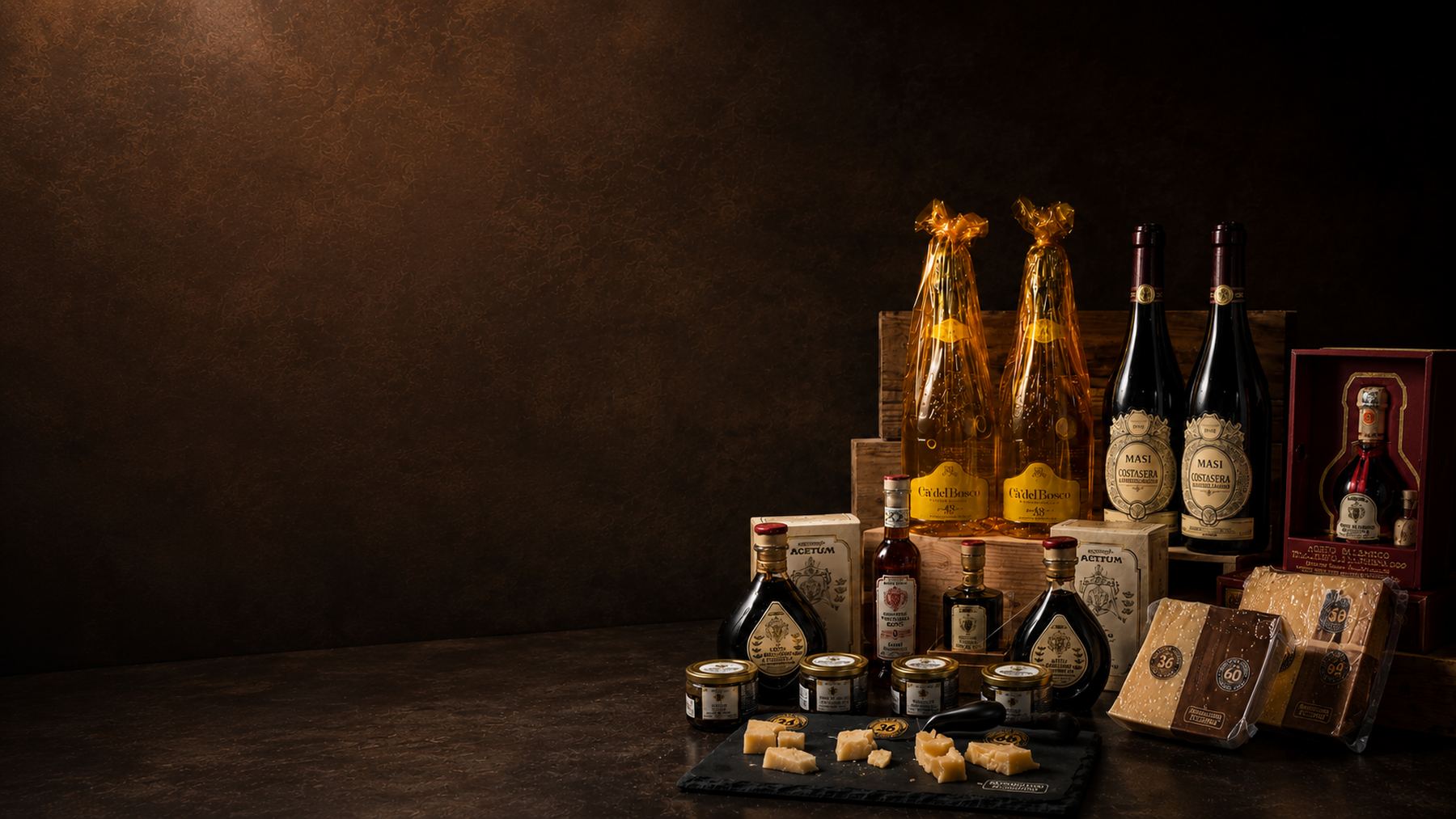 Parmigiano Reggiano, acetos balsámicos y vinos italianos sobre mesa