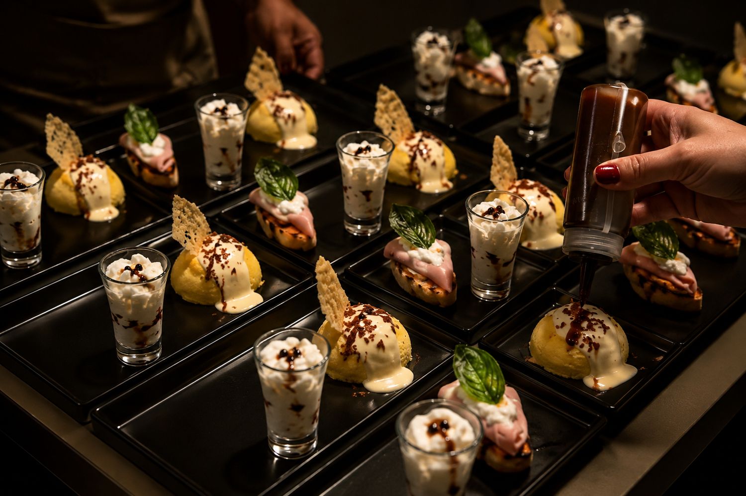 Estaciones del menú degustación emplatadas